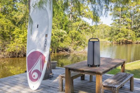 Description image for Soundcast VG7SE Omnidirectional Indoor/Outdoor Wireless Bluetooth Speaker