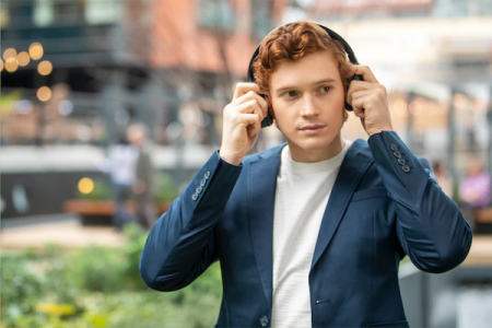 Wearing WH-1000XM4 headphones in a café