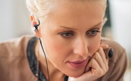 Description image for AKG N40 High-Resolution In-Ear Headphones with 3 Button Universal Remote SILVER