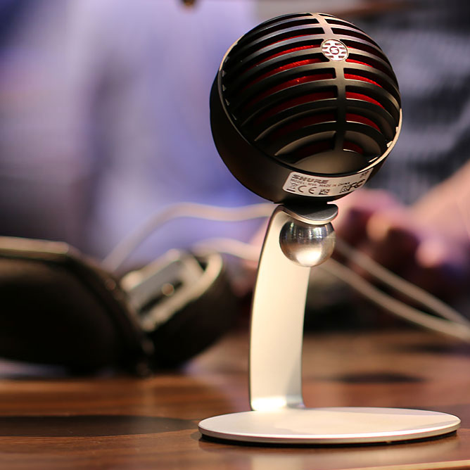 Shure MOTIV MV5-B-LTG Digital Condenser Podcast Microphone - Click Image to Close